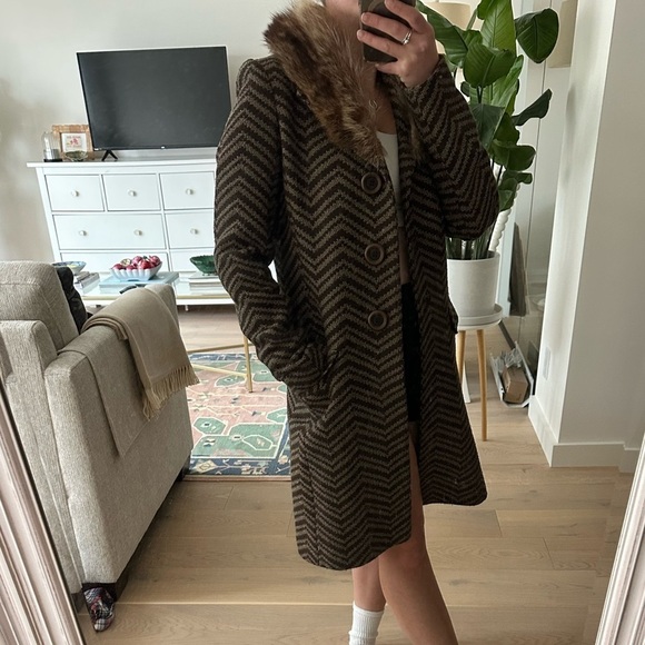 vintage frenchi chevron patterned coat with fur collar - Picture 3 of 10